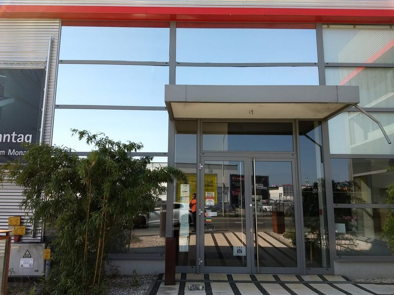 Sonnenschutzfolie auf großer Glasfassade